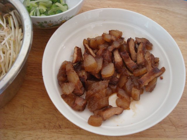 腊肉炒绿豆芽步骤3
