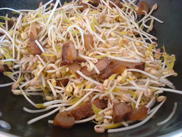 腊肉炒绿豆芽步骤6