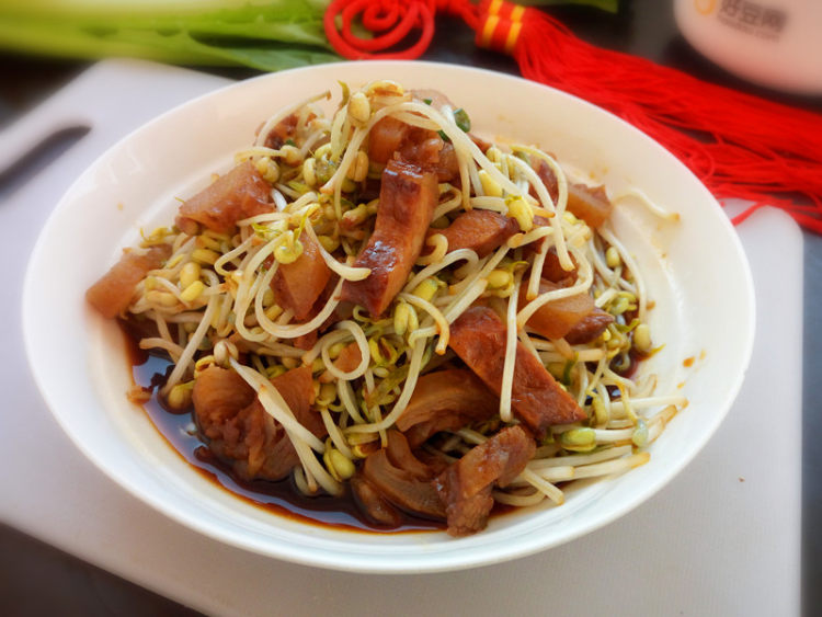腊肉炒绿豆芽步骤8