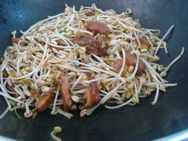 腊肉炒绿豆芽步骤7