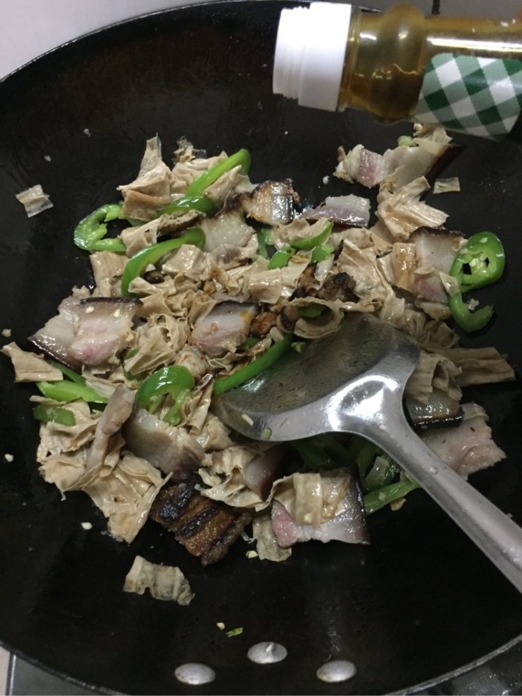 腐竹炒腊肉步骤7
