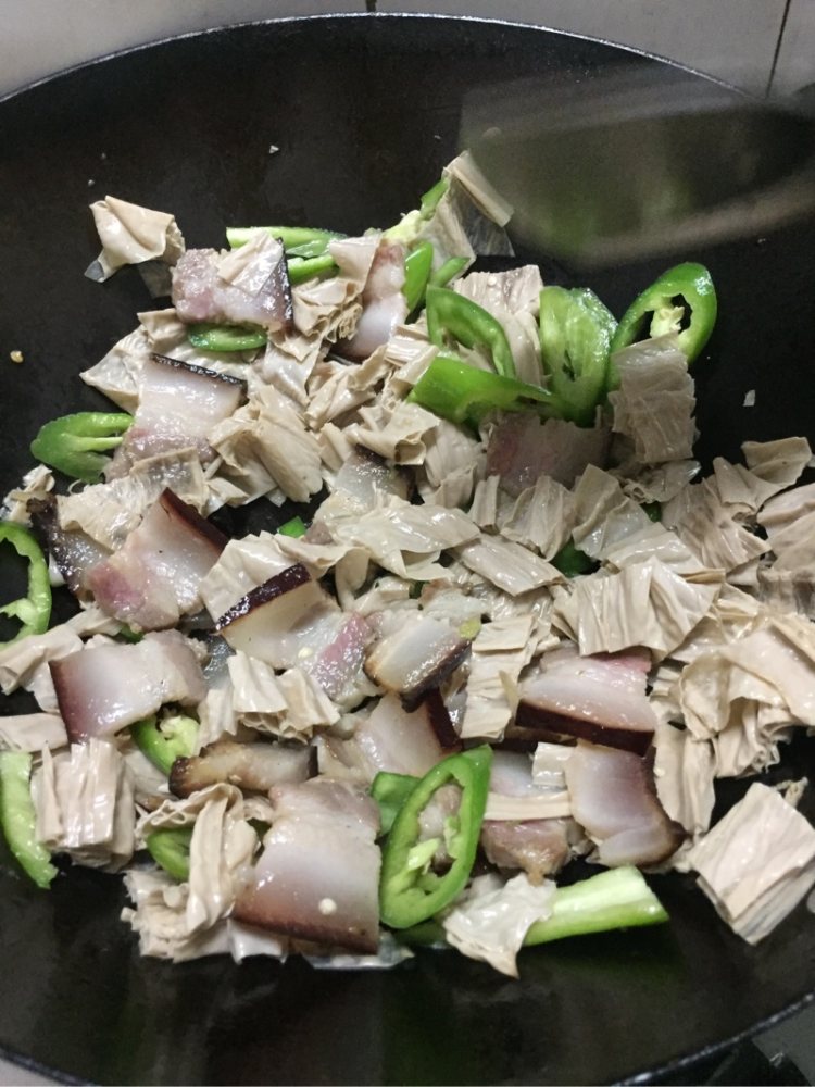 腐竹炒腊肉步骤6