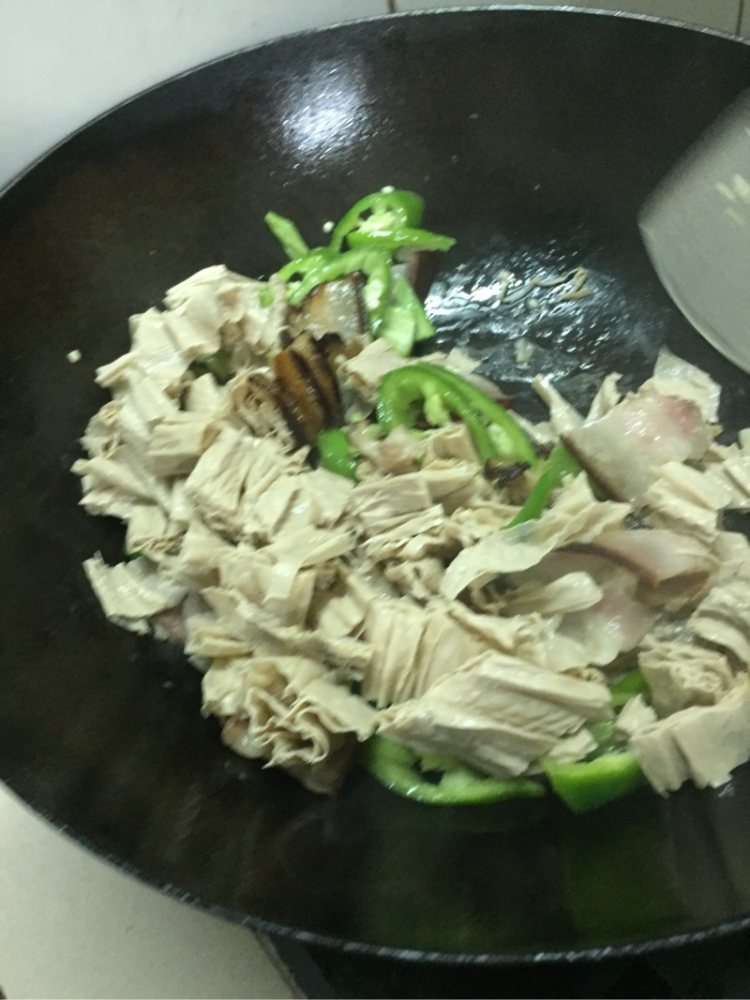腐竹炒腊肉步骤5