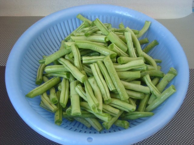 腊肉干锅土豆豆角步骤2