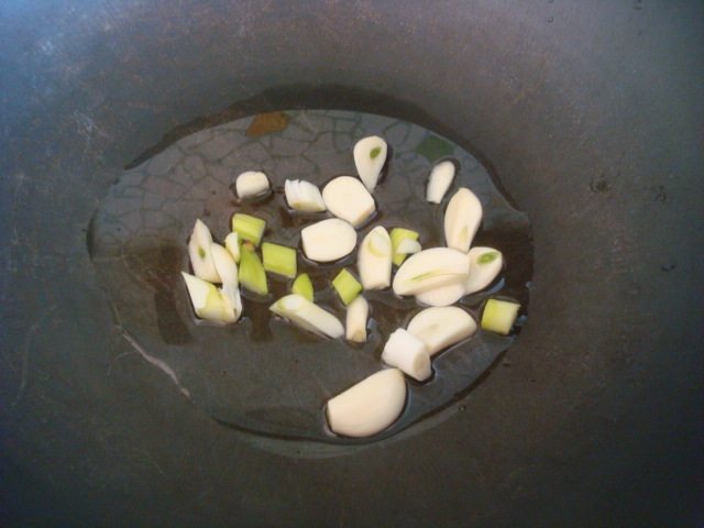 腊肉干锅土豆豆角步骤6