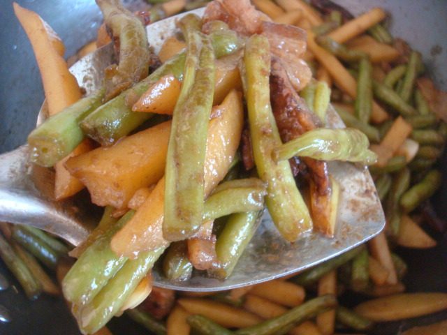 腊肉干锅土豆豆角步骤10