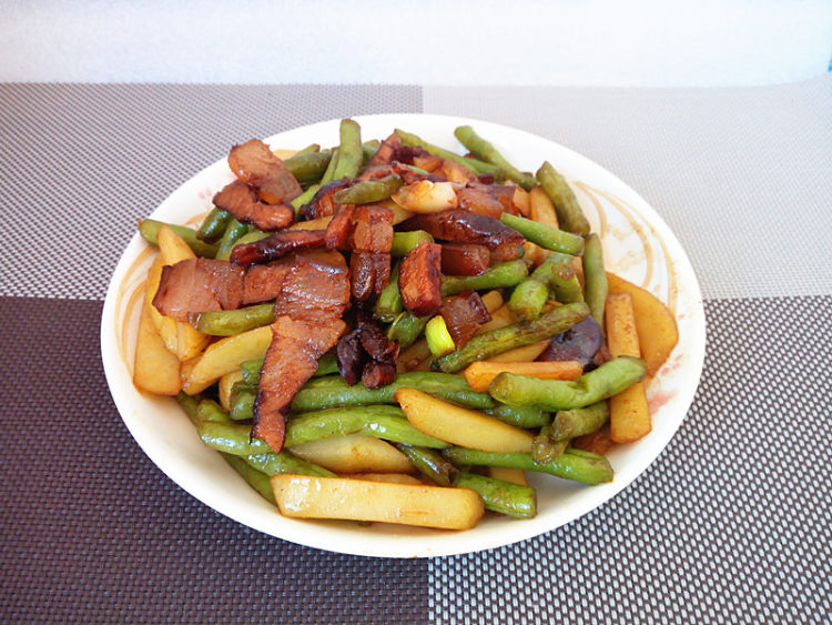 腊肉干锅土豆豆角步骤7