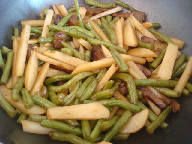 腊肉干锅土豆豆角步骤9