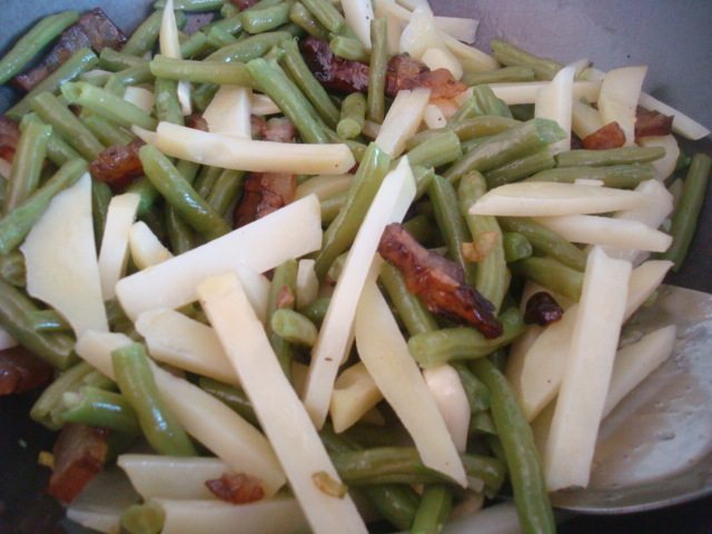 腊肉干锅土豆豆角步骤8