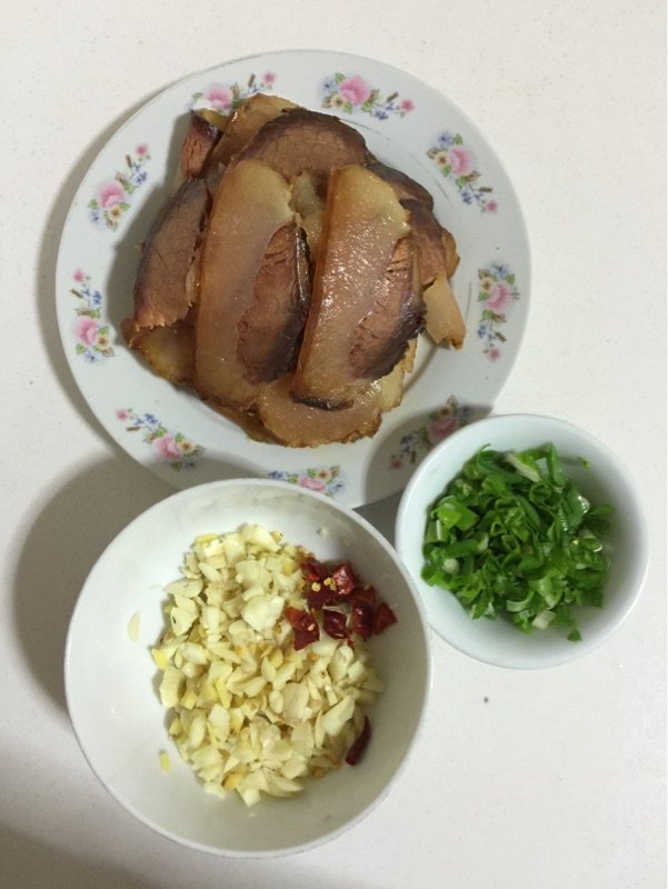 闭风儿菜炒腊肉步骤1