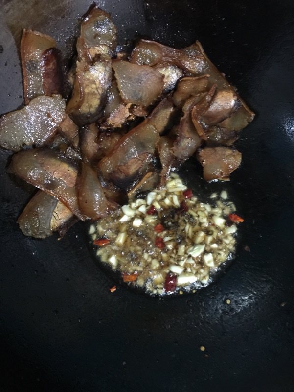 闭风儿菜炒腊肉步骤3