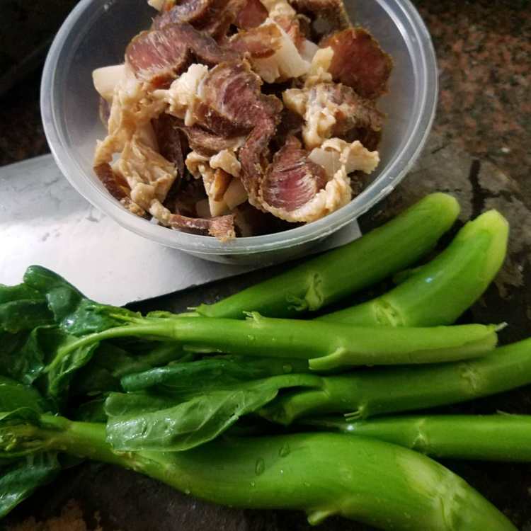 芥兰炒腊肉步骤1