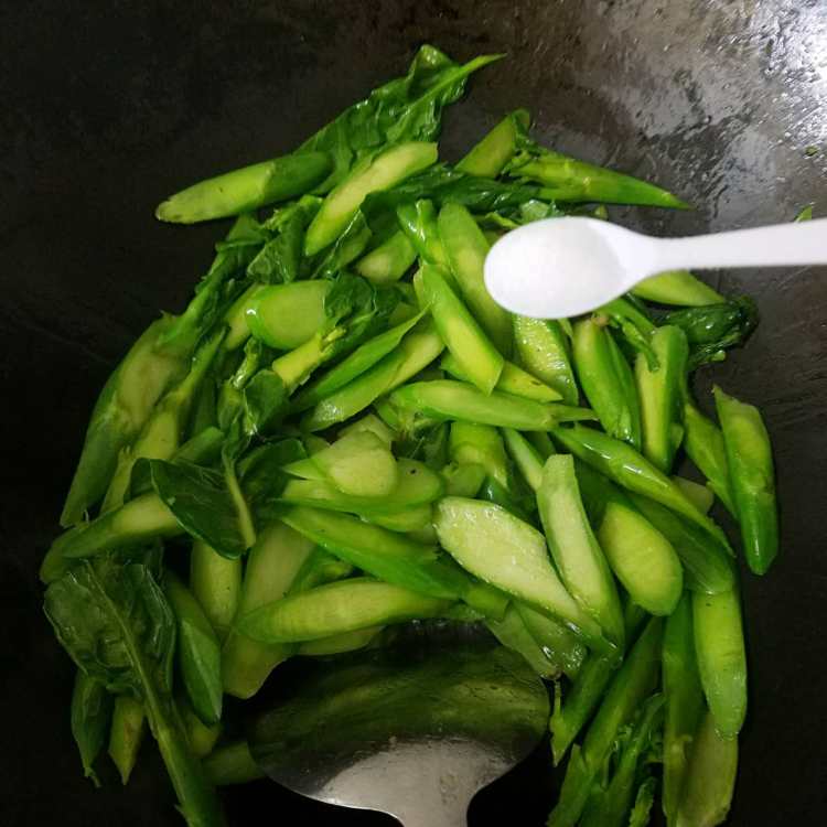 芥兰炒腊肉步骤7