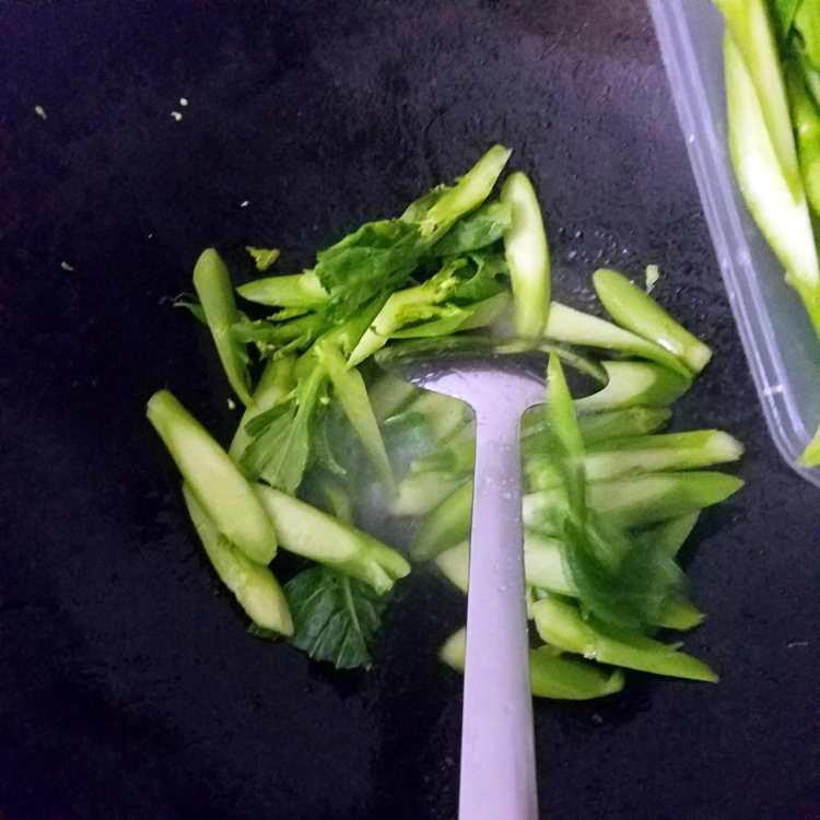 芥兰炒腊肉步骤6