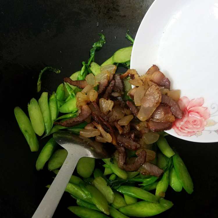 芥兰炒腊肉步骤8