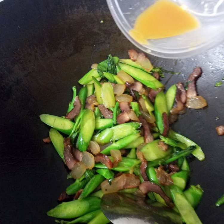 芥兰炒腊肉步骤9