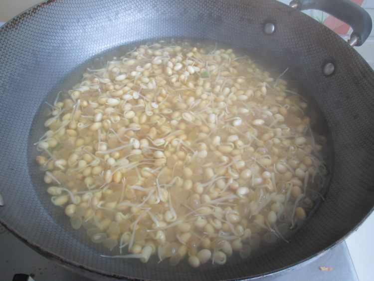 腊肉烧豆芽步骤2