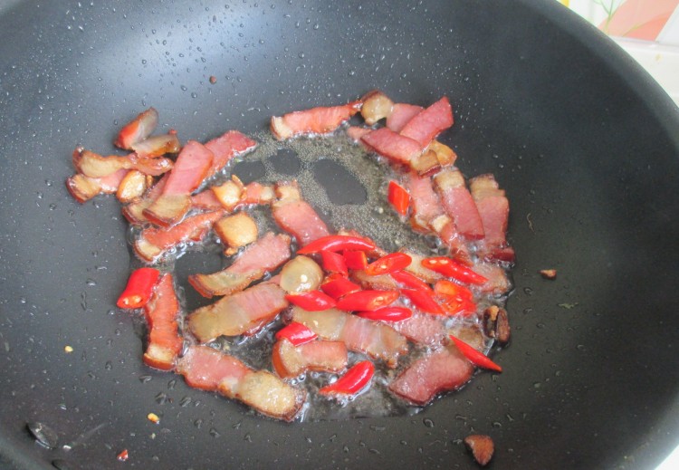 腊肉烧豆芽步骤5