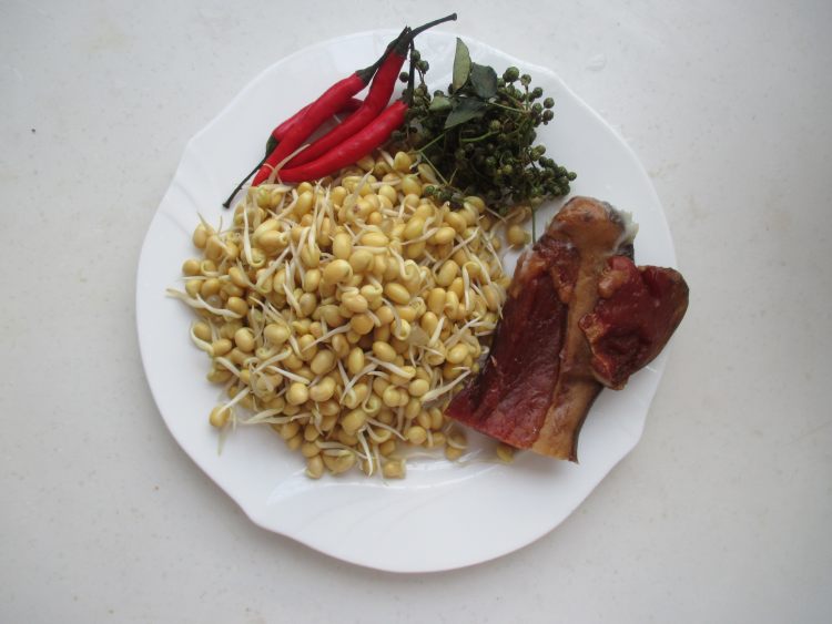 腊肉烧豆芽步骤1
