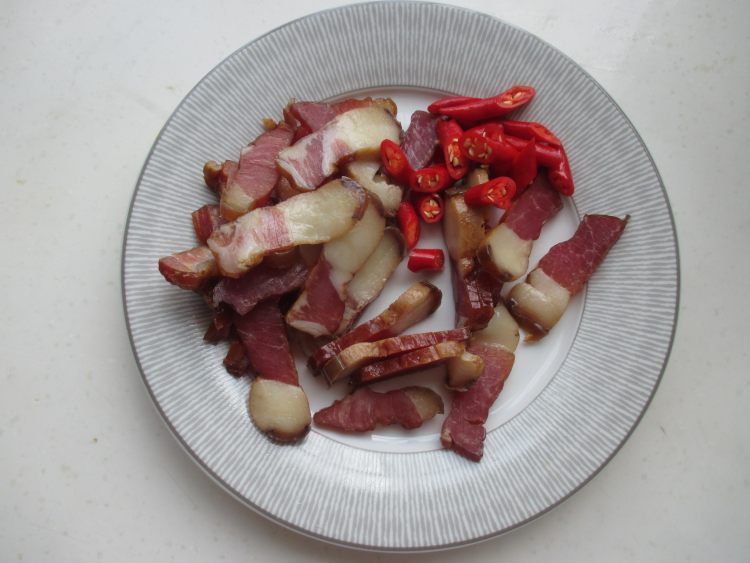腊肉烧豆芽步骤3