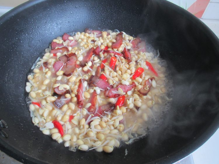 腊肉烧豆芽步骤7