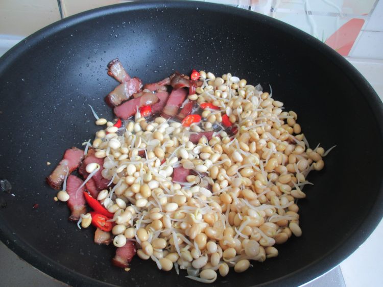 腊肉烧豆芽步骤6