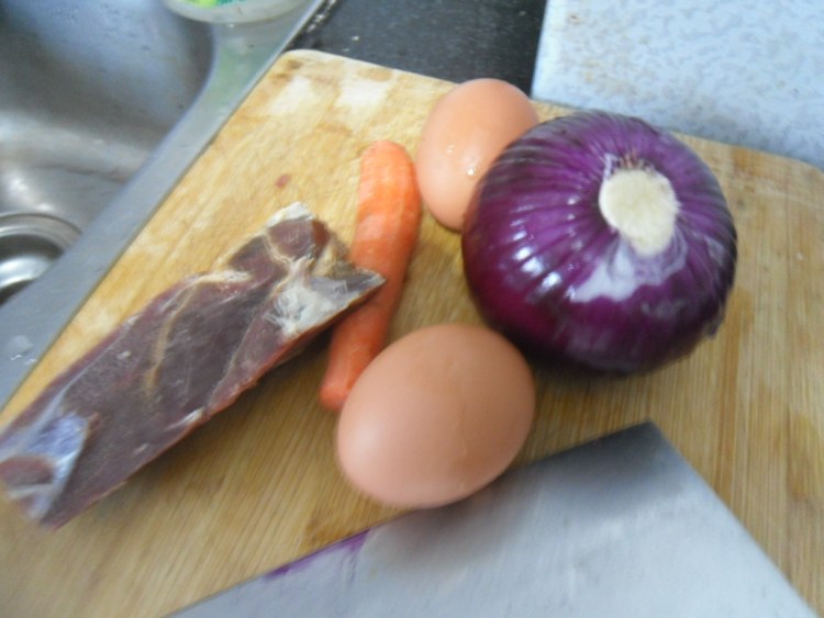 腊肉蛋炒饭步骤1