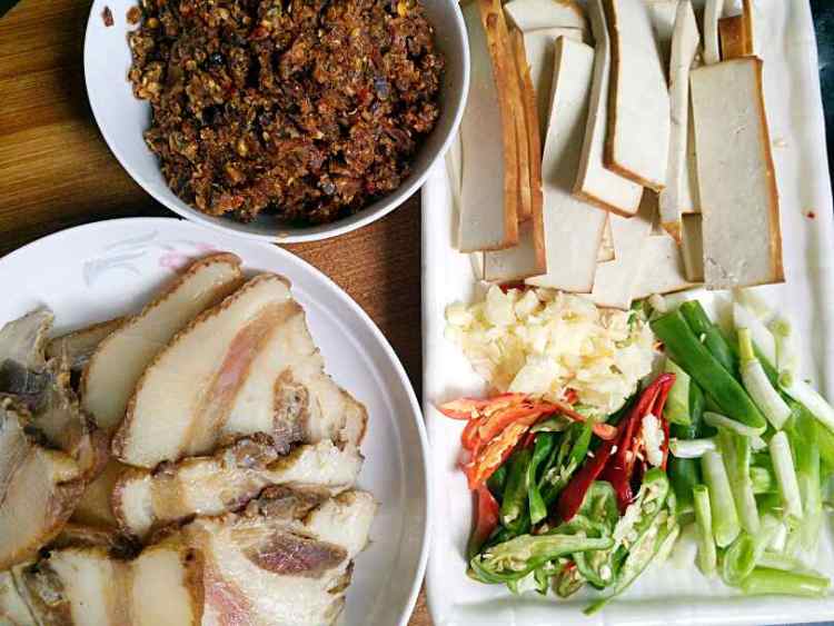 豆干炒腊肉步骤2