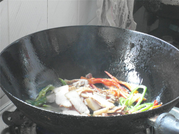 萝卜干炒腊肉步骤7