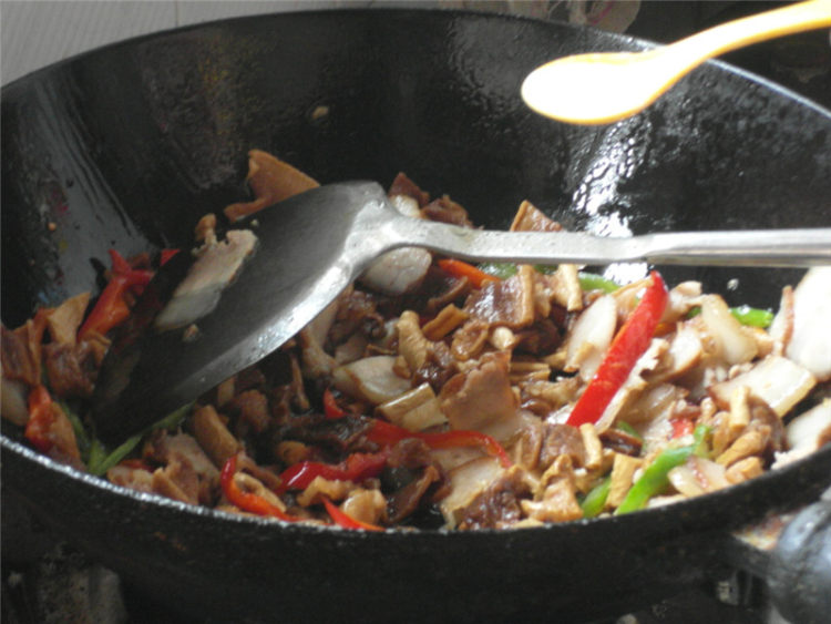 萝卜干炒腊肉步骤9