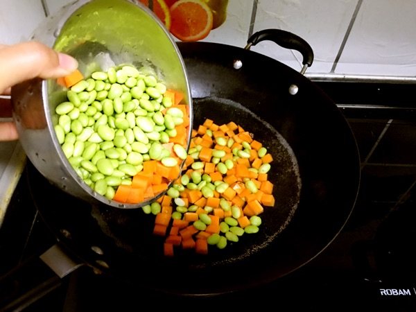 青豆炒腊肉步骤4
