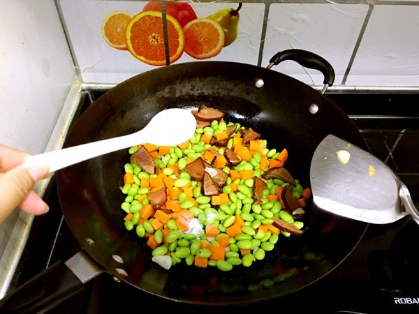 青豆炒腊肉步骤7