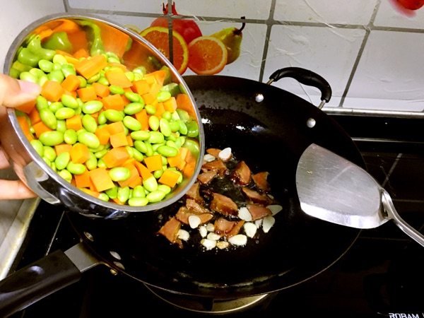 青豆炒腊肉步骤6