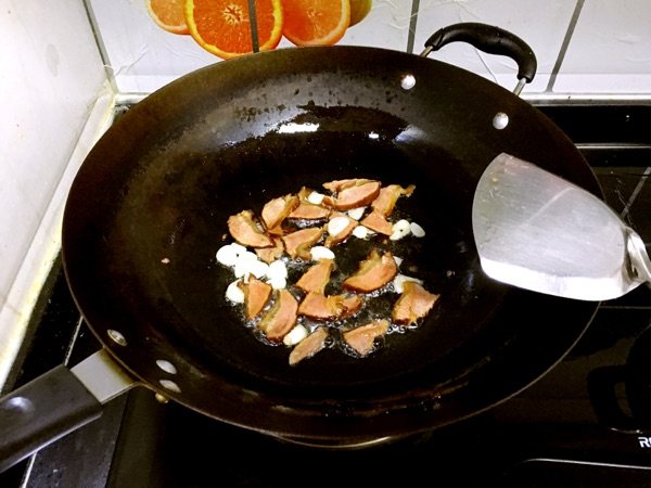 青豆炒腊肉步骤5