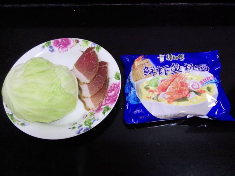 腊肉卷心菜炒面#小虾步骤1