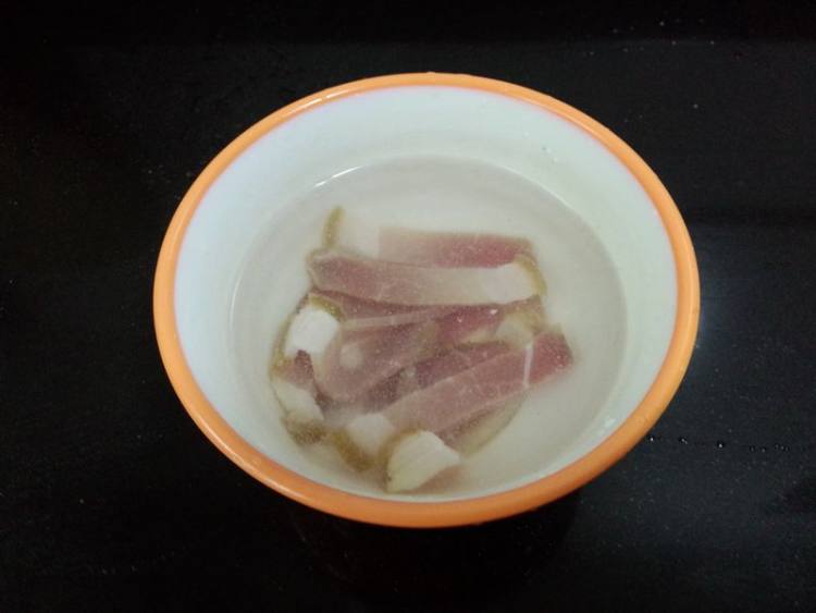 腊肉卷心菜炒面#小虾步骤3