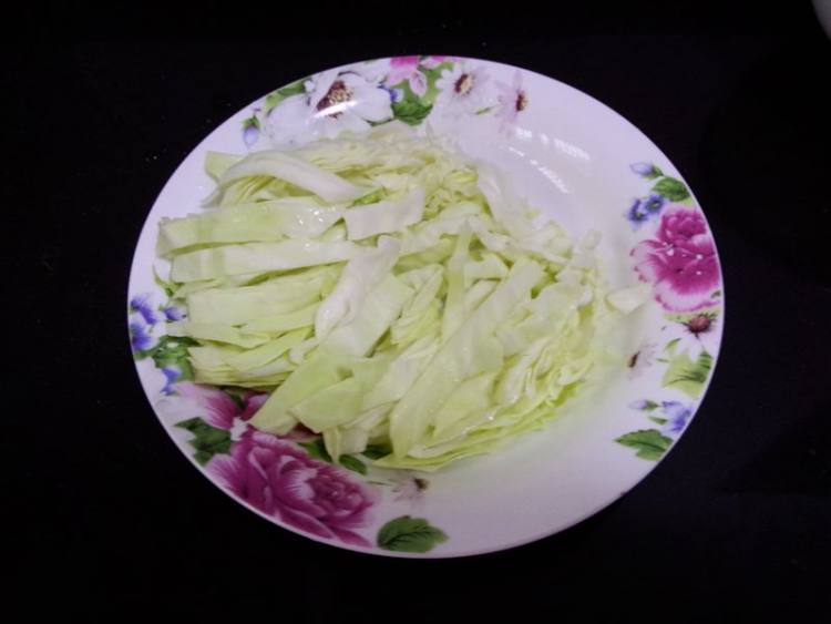 腊肉卷心菜炒面#小虾步骤2