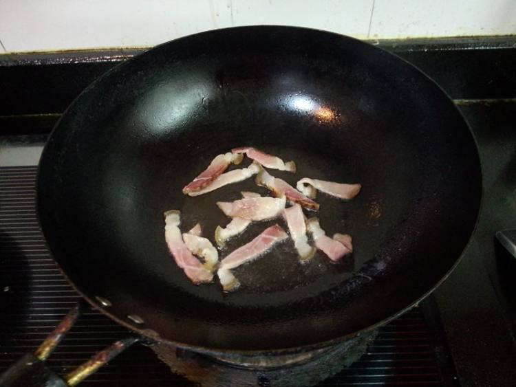 腊肉卷心菜炒面#小虾步骤5