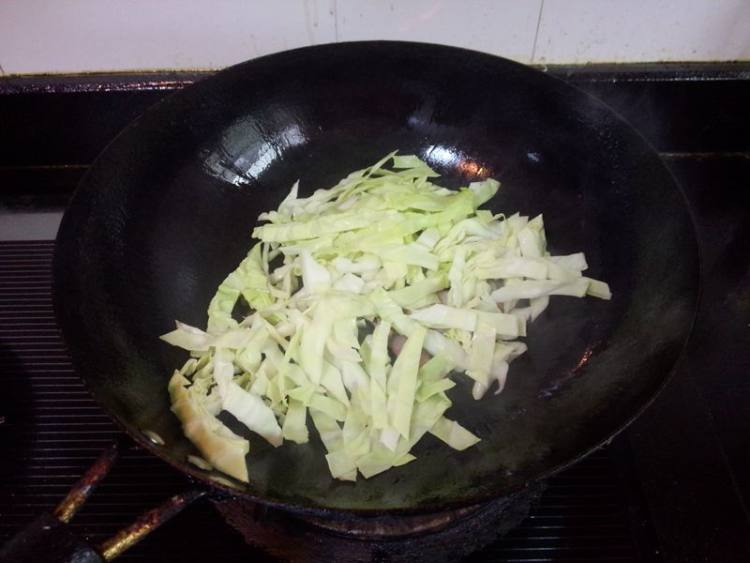 腊肉卷心菜炒面#小虾步骤6