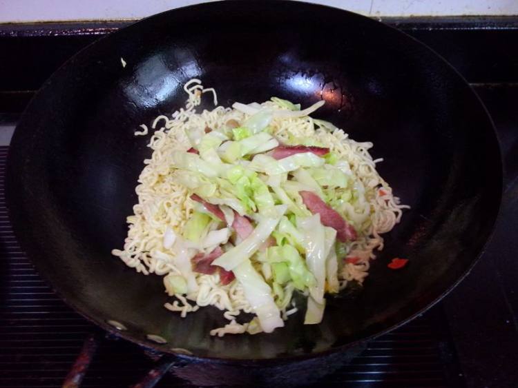 腊肉卷心菜炒面#小虾步骤9