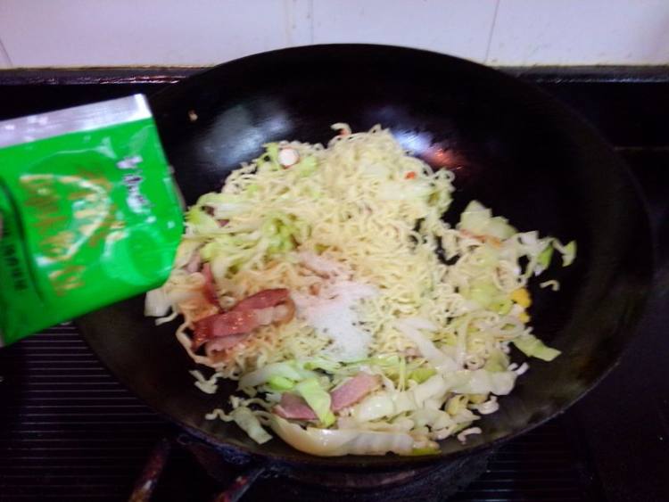 腊肉卷心菜炒面#小虾步骤10