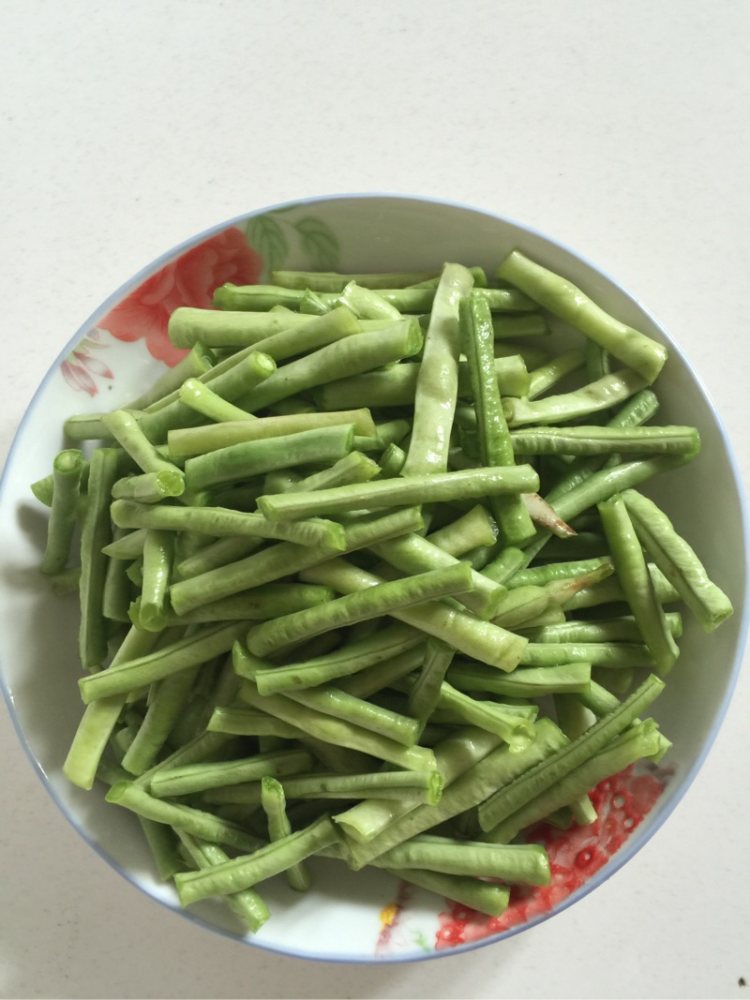 豇豆炒腊肉步骤1