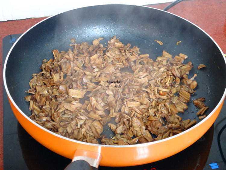 芋茎干炒腊肉步骤5