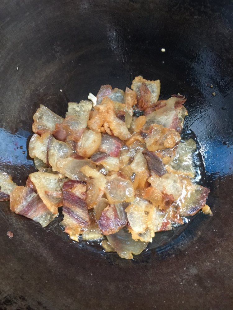 葱瓣儿荆芥炒腊肉步骤3