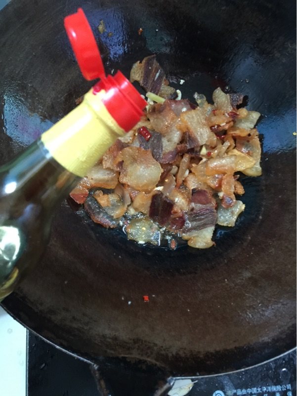 葱瓣儿荆芥炒腊肉步骤5