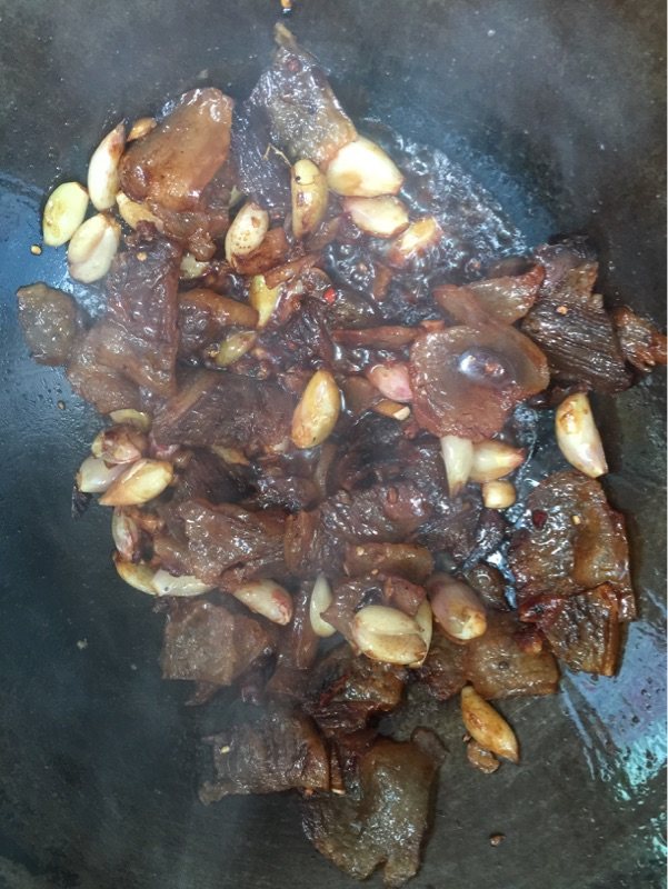 葱瓣儿荆芥炒腊肉步骤8