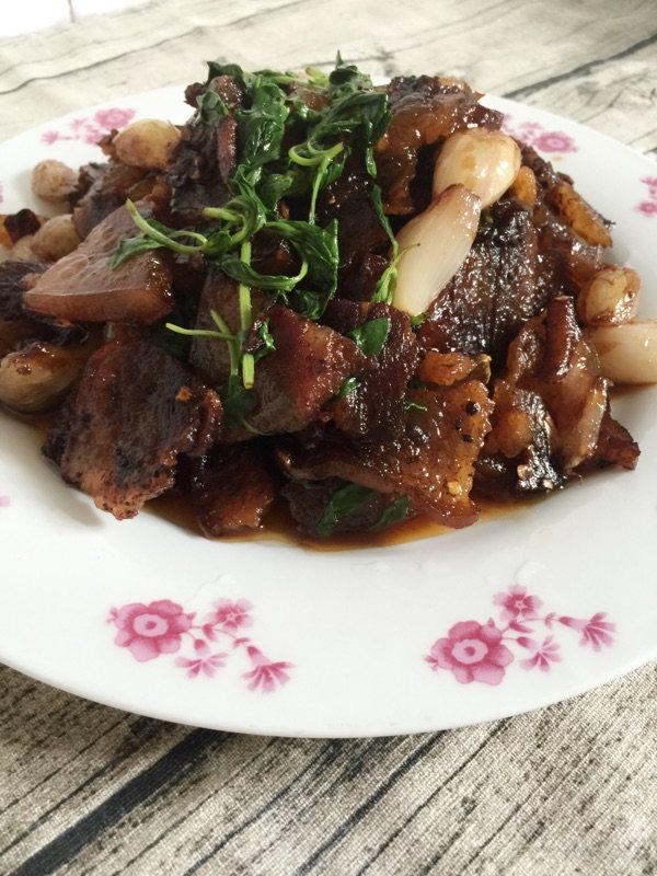 葱瓣儿荆芥炒腊肉步骤12