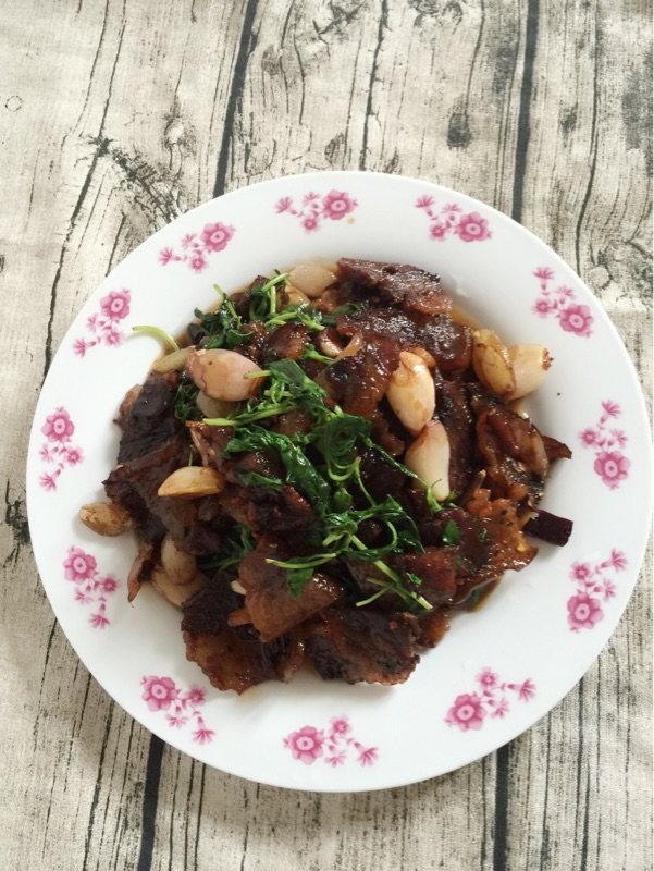 葱瓣儿荆芥炒腊肉步骤11