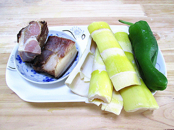 鲜竹笋炒腊肉步骤1