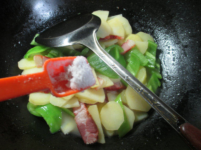 尖椒腊肉炒土豆步骤5